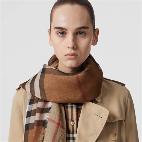 burberry scarf with archuve logo|Logo Wool Scarf in Archive beige .